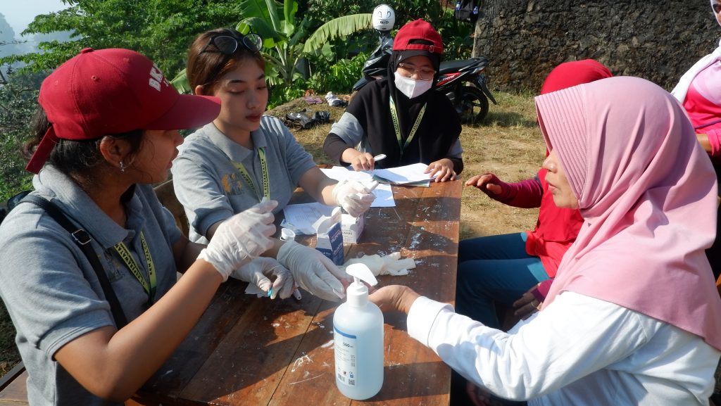 CEK KESEHATAN GRATIS OLEH MAHASISWA KEPERAWATAN UPI SUMEDANG ...